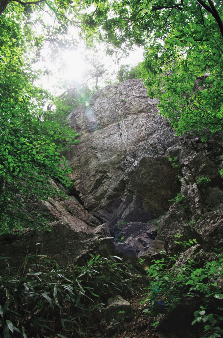 尾根上にあるつづら岩。古くからロッククライミングのゲレンデとして使われてきた。岩壁の高さはおよそ40mほど。
