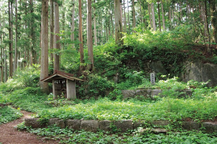 高明山に今は高明神社跡の石碑がある。軍道までの元の参道には 鳥居や祠などが残っている。