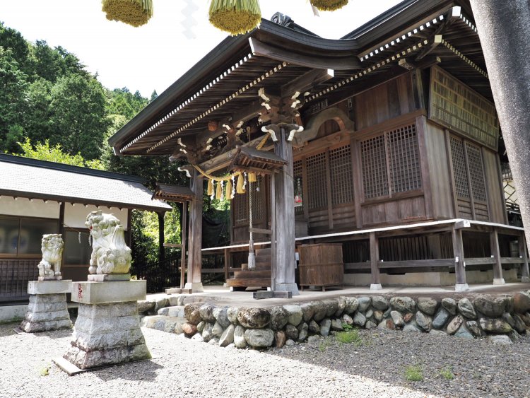 軍道に遷座された現在の高明神社。