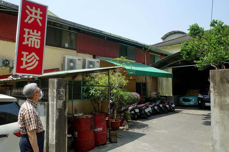 事務所のある建物。年期が入っているがキッチンスペースは清潔で真新しい。