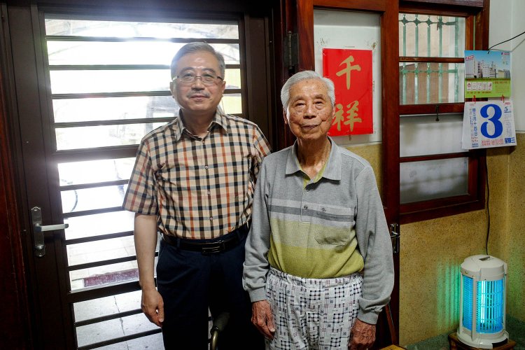 洪宜杉氏（右）と洪峻聲さん。