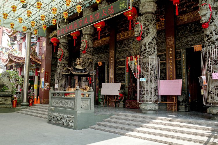 300年余の歴史を持つ、石彫りの柱からして立派な北斗奠安宮。むろん参拝自由。