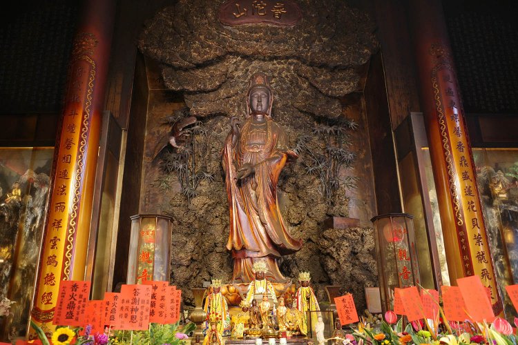 2階奥に安置された樹齢千年のベニヒノキの神木による観音像も、一見の価値あり。