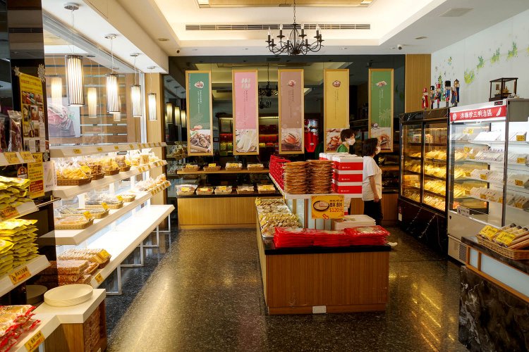 伝統的な台湾菓子類が大半を占める店内。普通の町パン屋の広さ。