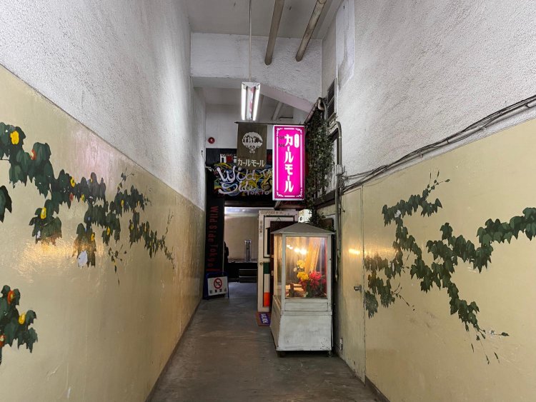 通路さえもすでに中世へと誘われているよう。