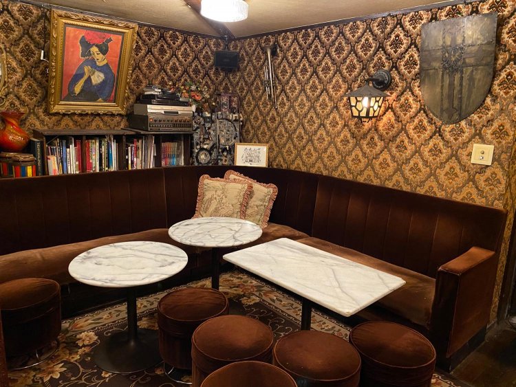 1階のソファ席。かつてはクラブとして活躍していた。