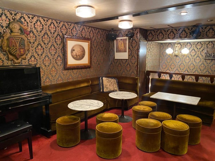 2階ソファ席。壁紙は30年前に1度貼り替えた。