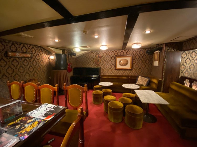 手前はカウンター。バータイムはここで営業している。