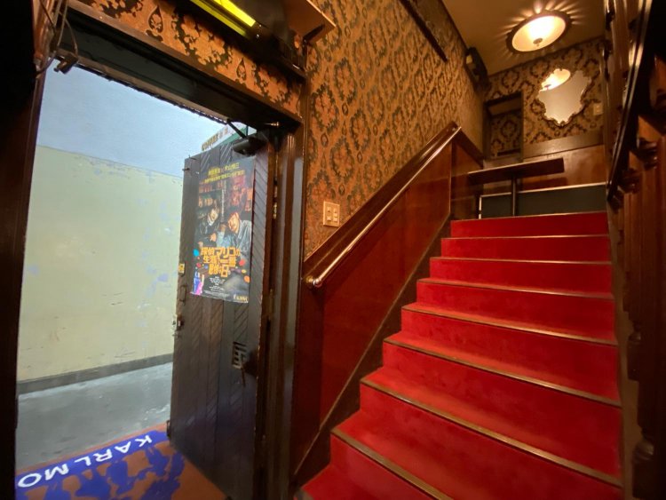 ドアに貼られているポスターは、ほぼ『カールモール』で撮影した映画「探偵マリコの生涯で一番悲惨な日」（ 2023年6月30日公開）。作中での店名も『カールモール』そのまま。