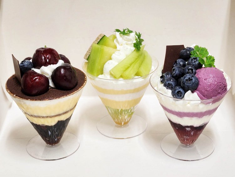 チェリーのティラミスDXパフェ1680円、マスクメロンDXパフェ1880円、国産ブルーベリーDXパフェ1480円。※盛り付けはその時々で変わります。