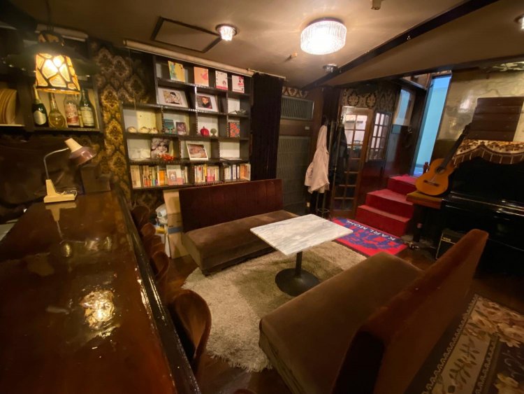 1階スペース。入り口すぐ右には電話ボックスがあり、歴史を感じる。