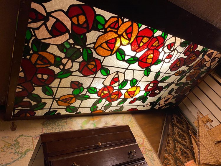 レトロ可愛い薔薇のステンドグラス。