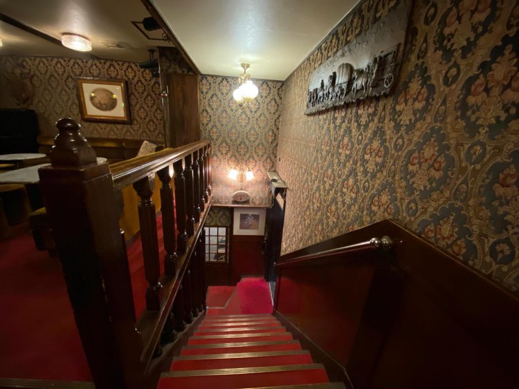 階段の趣向もため息がでるほど。手すりと記念撮影したい。