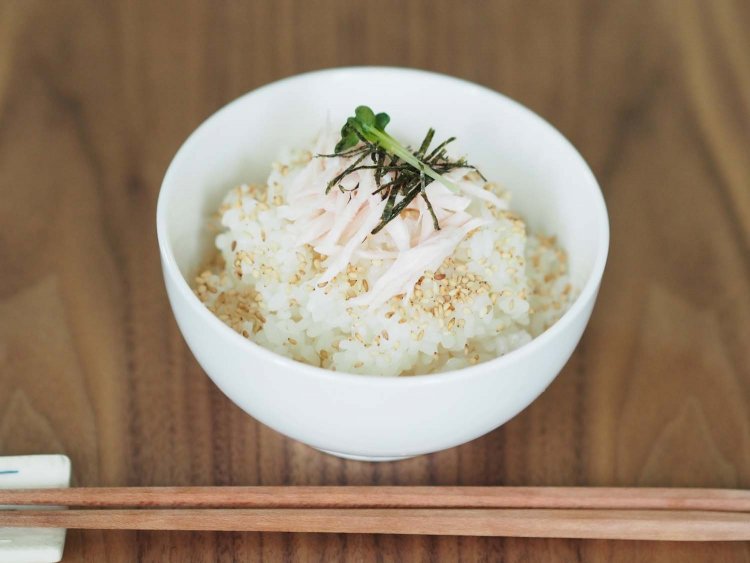 旨味をしっかり吸い上げたとり茶漬け風ごはん。