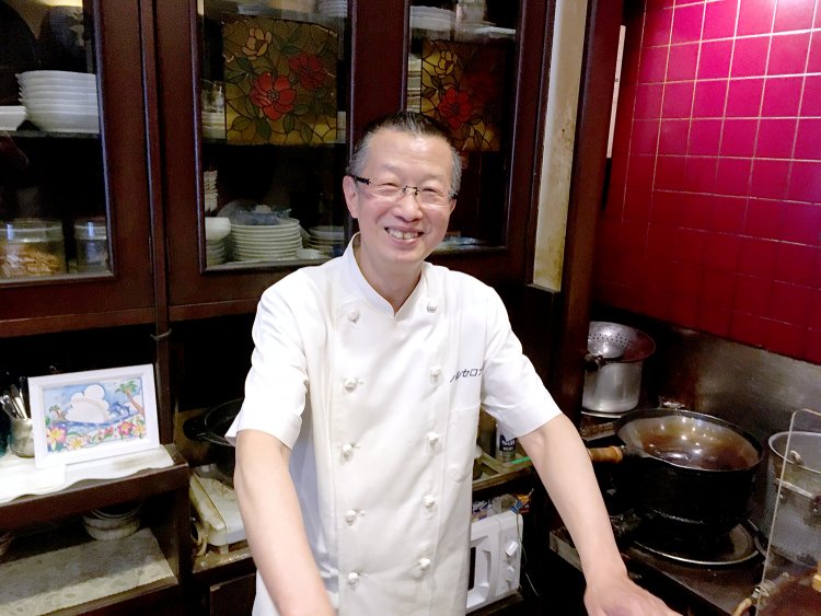 店主の尤さんは上海生まれ。中華料理を得意とする腕利き料理人だ。