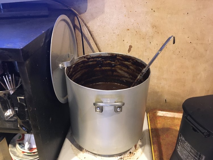 1999年以来ずっと継ぎ足し作っているデミグラスソースの鍋。