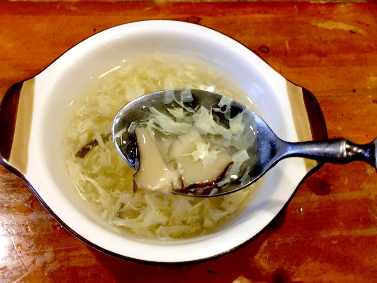 椎茸のスープは濃厚な味のタンシチューとのバランスがいい。