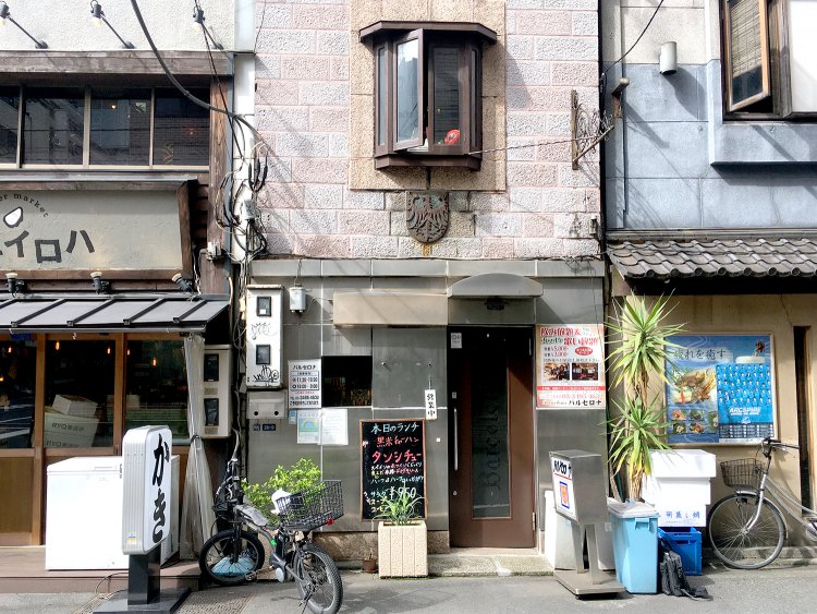 帰りにふと見上げると、出窓とレンガ風外壁がたしかにバルセロナ風だ。