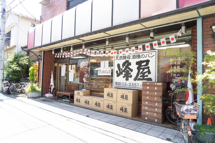 お店の前には発送を待つ段ボールが積まれている。