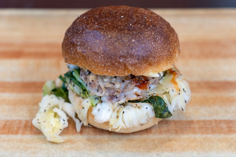 キャベツが溢れ出るワイルドバーガーは360円。