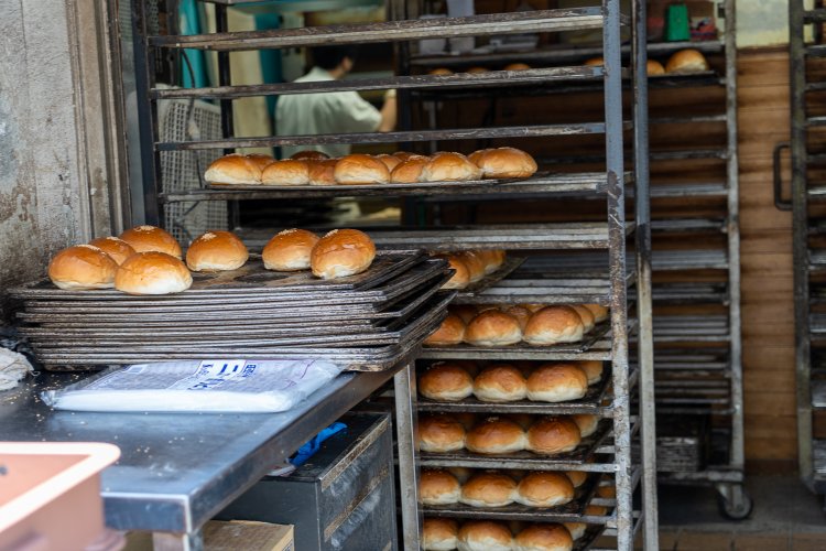 現店舗の数軒先にある、乾物屋さんだった場所は現在パン工場になっている。