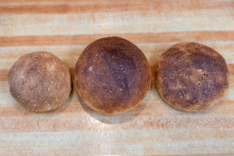 左からライ麦入り、小麦100%、グラハム粉入り。それぞれ同一種類が3つ入って300円。