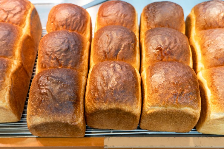 焼き色が眩しい、おかとうふ食パン。ひと山300円。