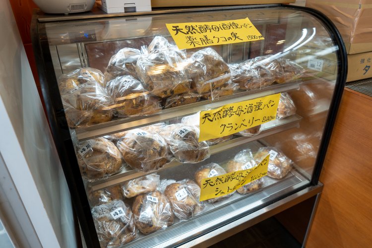 冷蔵庫には天然酵母の大きなパンが入っている。「クリスマスのシュトーレンと同じで日持ちがするんだよ」と高橋さん。