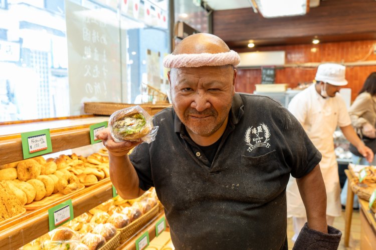 社長の高橋康弘さん。ねじり鉢巻きがトレードマーク。