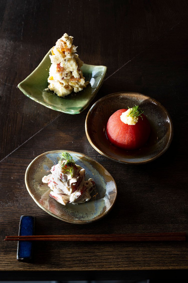 本日のポテサラ600円、トマト土佐酢漬け500円、苺の白和え600円（季節替わり）など。