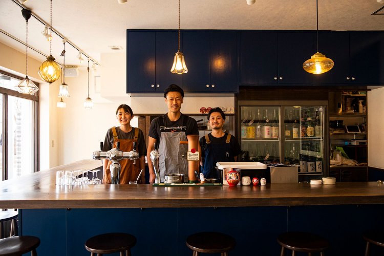 店主の内田さん（中央）ほか、調理担当のたっちゃんとさやかちゃん。