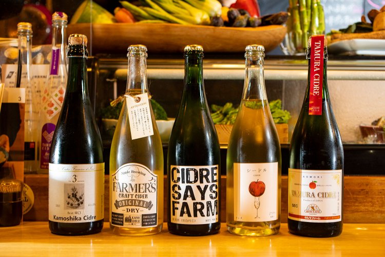 日替わりで4～7種類用意。グラス900円～。6タップあり、生のシードルが飲めることも。