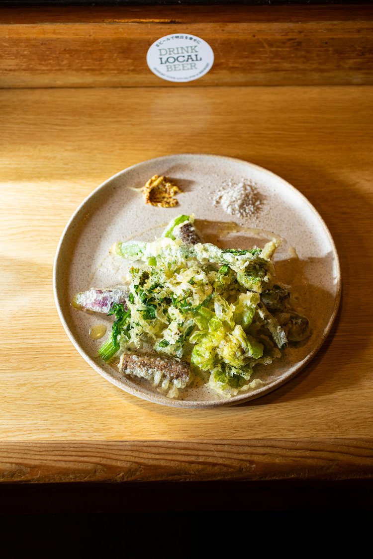 山菜と春野菜のフリット990円。