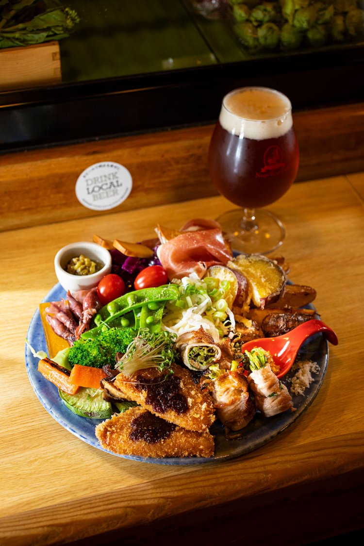 前菜盛り合わせ2人で4000円ほどから。1人分からOKで注文は22時まで。