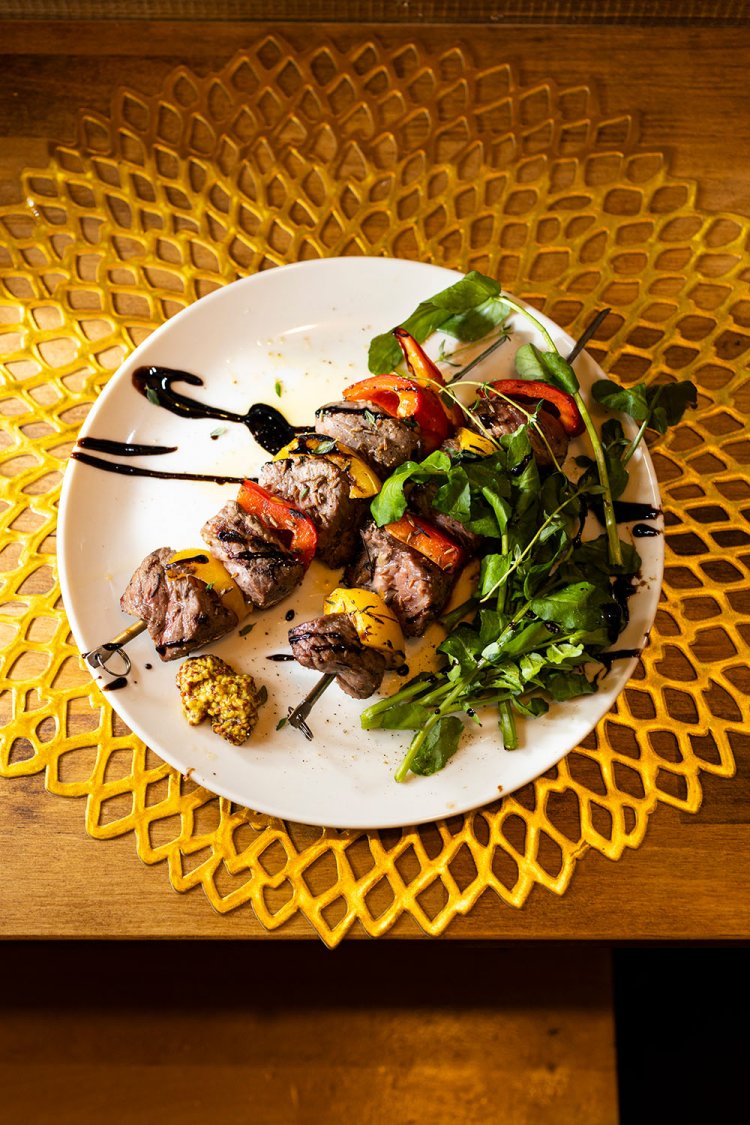 クミンが香る短角牛とパプリカの鉄串焼き1本1290円。