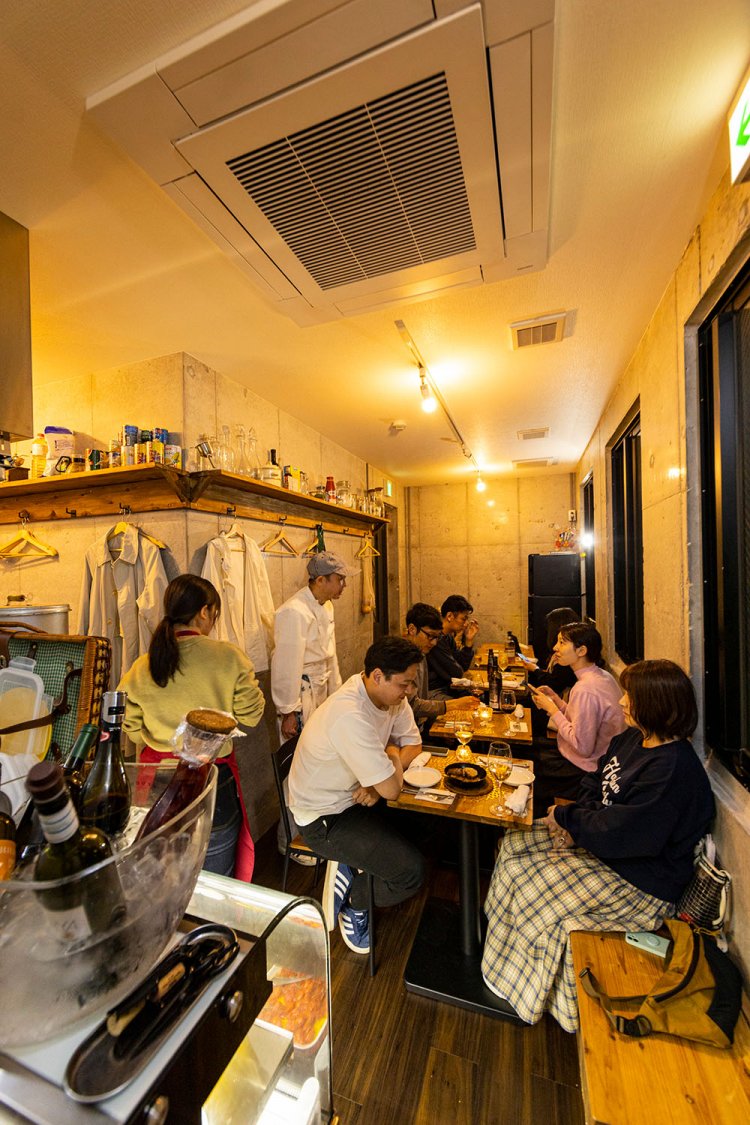 奥にはカウンター席も。