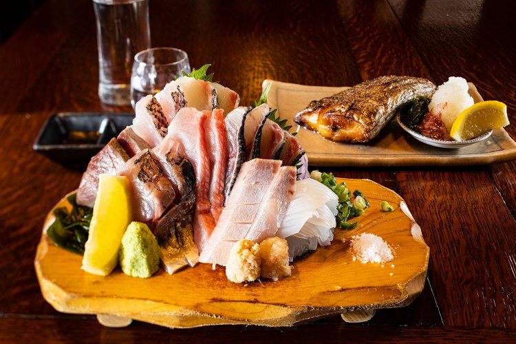 刺盛1人前1320円。9種類が2切ずつのる。タチウオの塩焼1050円はふっくらとした身で味が濃い！