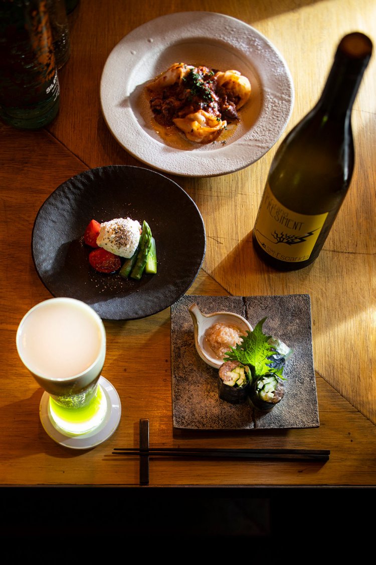 鯵のなめろう生春巻き968円、自家製水ぎょうざホタルイカのアラビアータ1408円など（写真は1人分用のハーフサイズ）。