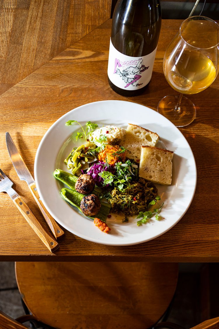 前菜盛り2人分2000円（写真）で1人分1200円もOK。メニューは日替わり。パンも自家製で、この日のピックペッパーとフェンネルのパンはお酒のつまみにも◎。