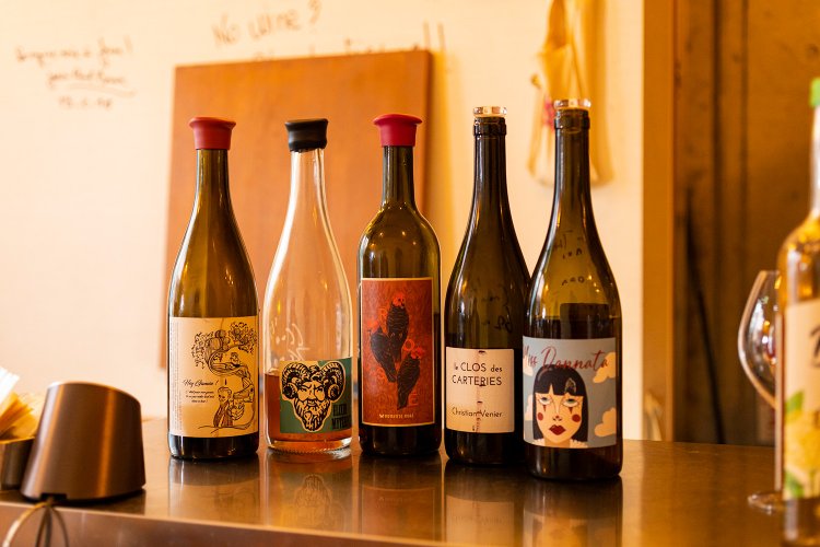 飲み物は基本的にナチュラルワインのみ。グラスで750円～。