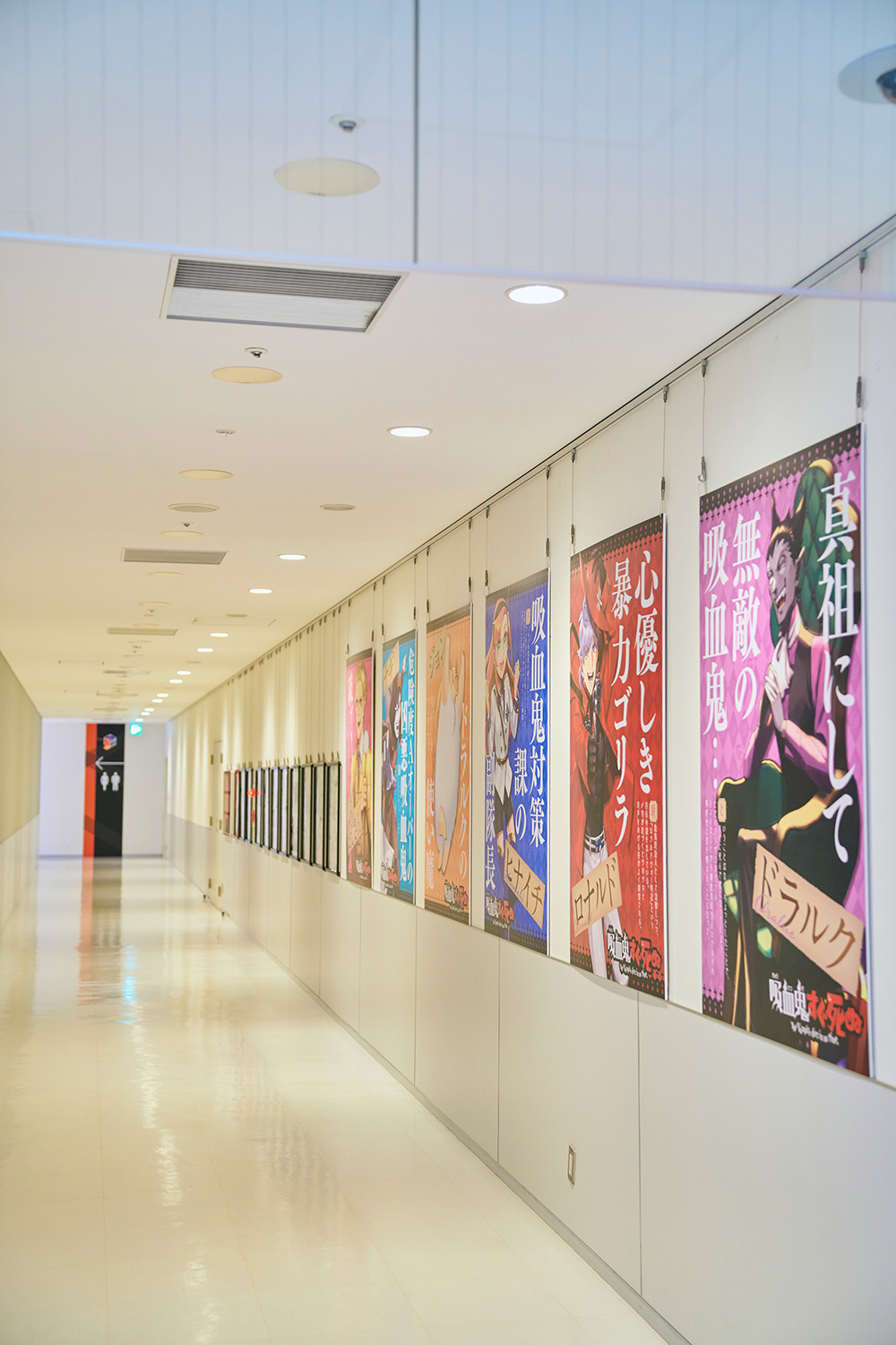 長い通路で新横浜を舞台にした人気漫画『吸血鬼すぐ死ぬ』の原画を展示（取材時）。この店舗が漫画に登場していて、聖地としても知られている。