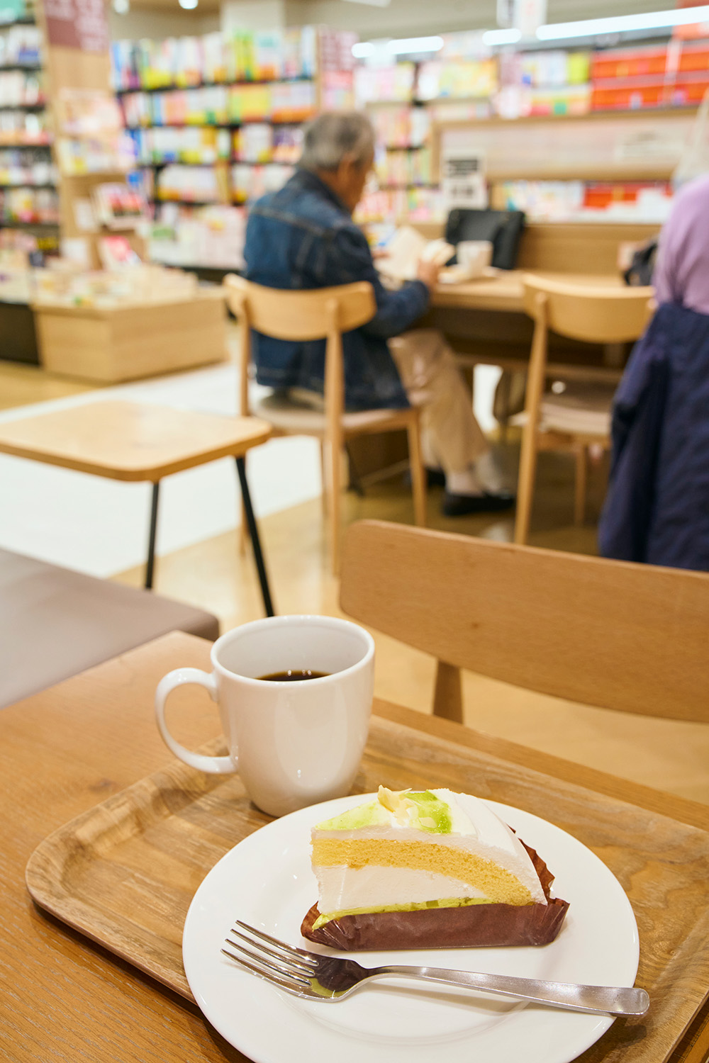 ケーキ各種380円とブレンドコーヒー280円がカフェの人気メニュー。