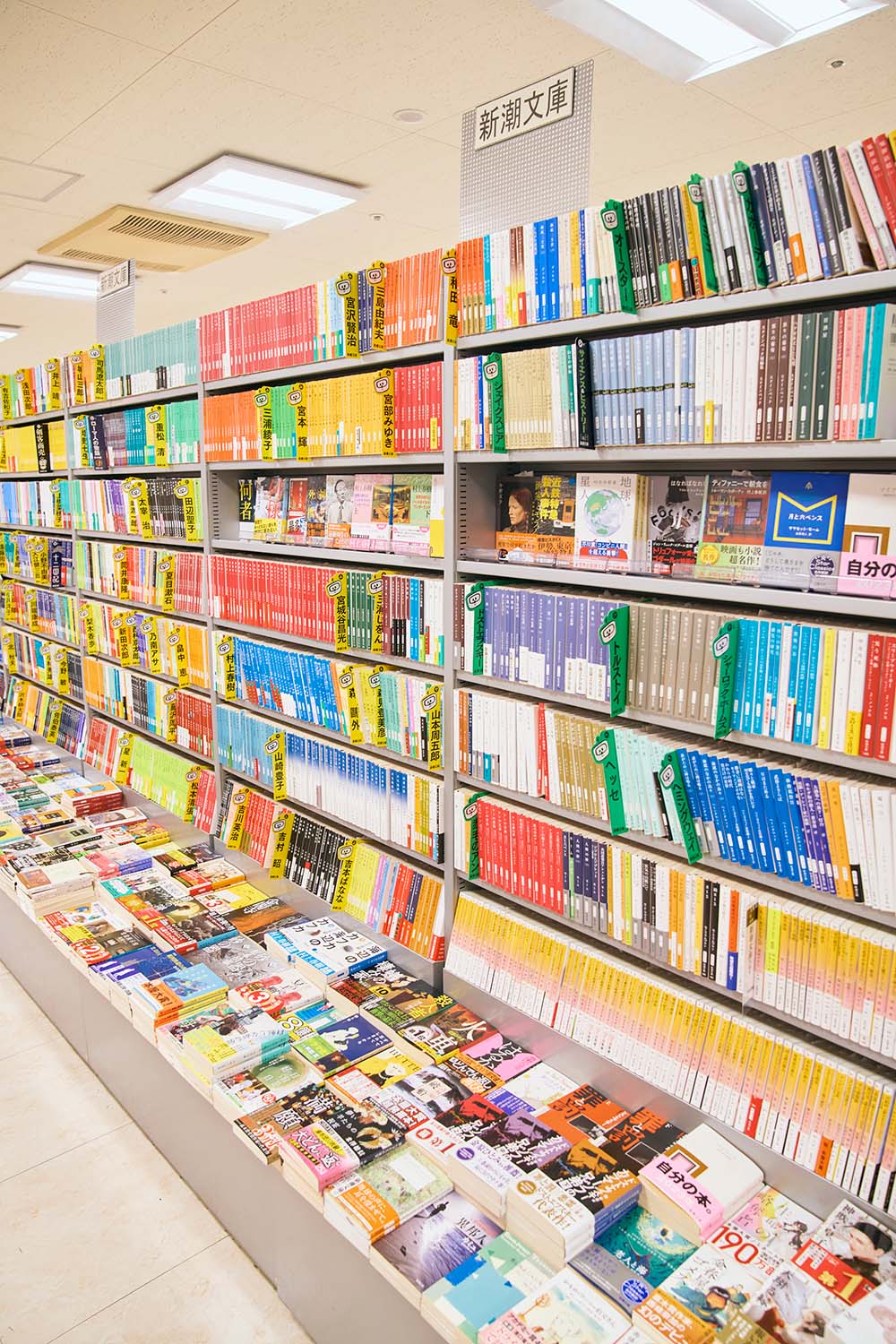 近隣のキャンパスに通う学生の利用も多いため、幅広いジャンルを取り扱う文庫本の棚。