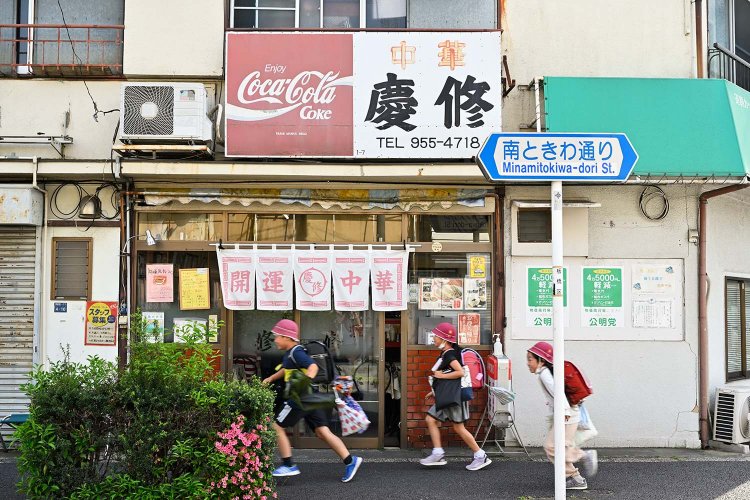 昭和な外観が目印。