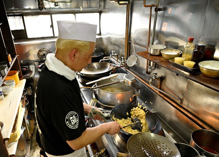 厨房で熱烈奮闘中。