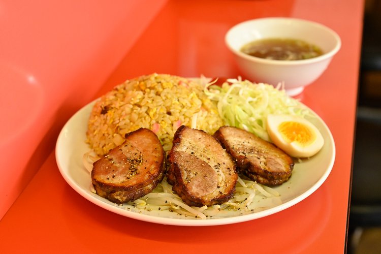 絶品チャーシューチャーハン1300円は2022年からの新メニュー。チャーシューの迫力とうまみを堪能せよ！