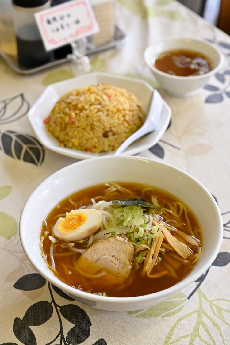 店の土台を支えてきた人気メニュー、ラーメン600円とチャーハン650円。