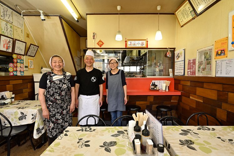 若女将の真由美さん（右）も加わり家族で切り盛り。