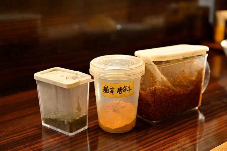 常連客のリクエストで青海苔や激辛パウダーが置かれている。