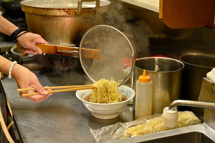 麺は平ざるで扱う。